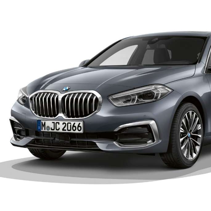 BMW Série 1, Modèle Luxury, vue de trois quarts avant BMW Série 1, Modèle Luxury en Storm Bay metallic, vue en studio de trois quarts avant.