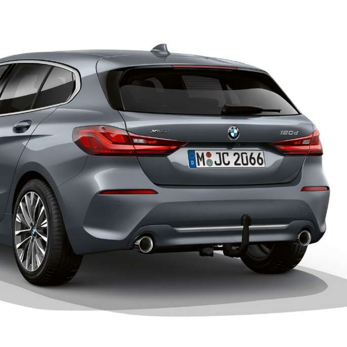 BMW Série 1, Modèle Luxury, vue de trois quarts arrière. BMW Série 1, Modèle Luxury en Storm Bay metallic, vue en studio de trois quarts arrière.