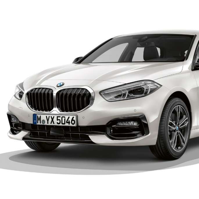 BMW Série 1, Modèle Sport, vue de trois quarts avant BMW Série 1, Modèle Sport en Mineralweiß metallic, vue en studio de trois quarts avant