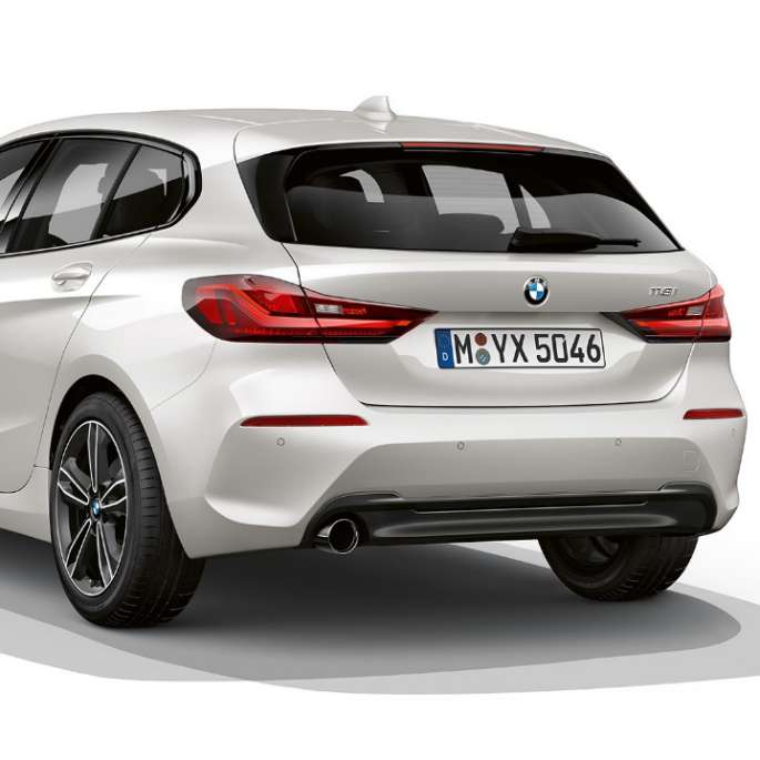 BMW Série 1, Modèle Sport, vue de trois quarts arrière. BMW Série 1, Modèle Sport en Mineralweiß metallic, vue en studio de trois quarts arrière