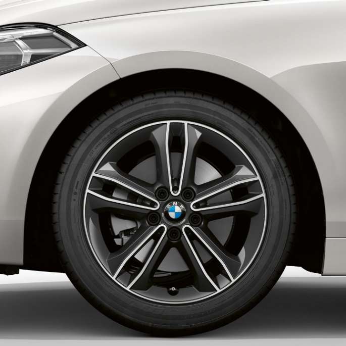 Jantes BMW 17" en alliage léger, à doubles rayons 549. BMW Série 1, Modèle Sport, en Mineralweiß metallic, vue de profil avant, avec jantes BMW 17" en alliage à doubles rayons 549.