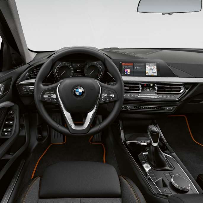 Volant sport en cuir. BMW Série 1, Modèle Sport, poste de conduite avec volant Sport en cuir.