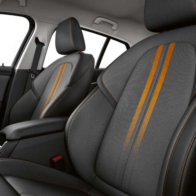 Sièges sport pour le conducteur et le passager avant BMW Série 1, Modèle Sport, habitacle avec sièges sport pour le conducteur et le passager avant.