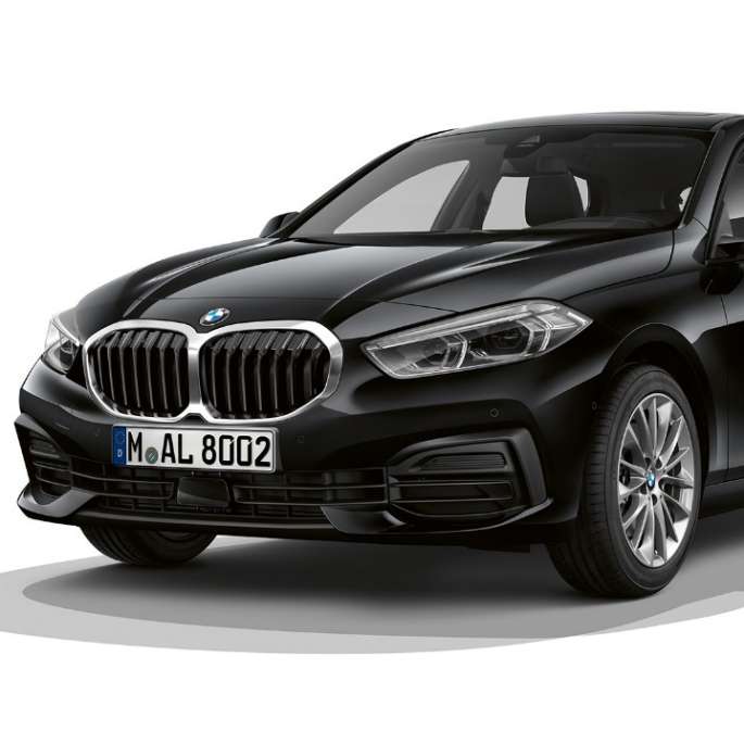BMW Série 1, Modèle Advantage, vue de trois quarts avant BMW Série 1, Modèle Advantage en Schwarz, vue en studio de trois quarts avant.