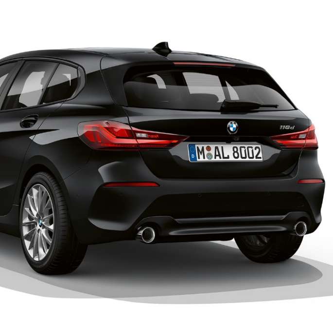 BMW Série 1, Modèle Advantage, vue de trois quarts arrière. BMW Série 1, Modèle Advantage en Schwarz, vue en studio de trois quarts arrière.