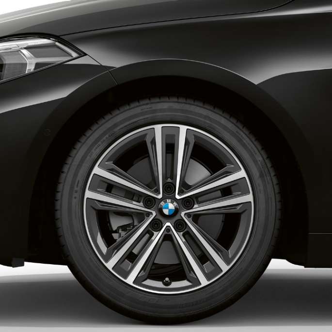 Jantes BMW 16" en alliage léger, à rayons en étoile 517. BMW Série 1, Modèle Advantage en Schwarz, vue de profil avant avec jantes BMW 16" en alliage léger à rayons en étoile 517.