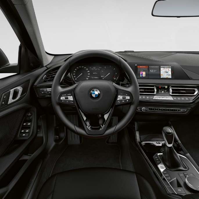 Volant en cuir. BMW Série 1, Modèle Advantage, poste de conduite avec volant en cuir.