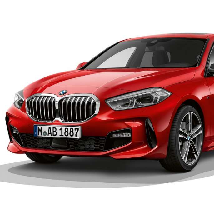 BMW Série 1, Modèle M Sport, vue de trois quarts avant BMW Série 1, Modèle M Sport en Melbourne Rot metallic, vue en studio de trois quarts avant