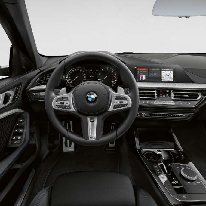 Volant M en cuir. BMW Série 1, Modèle M Sport, poste de conduite avec volant M en cuir.