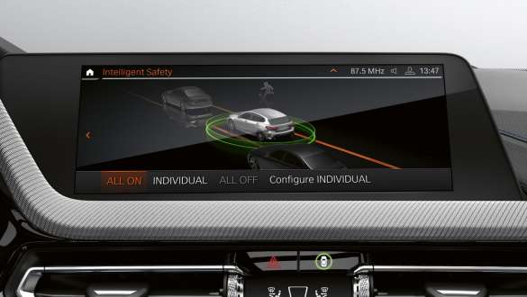 Driving Assistant Pack. BMW Série 1, Control Display avec système d’assistance au conducteur Driving Assistant Pack.
