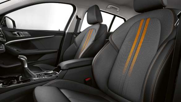 Sièges sport pour le conducteur et le passager avant Poste de conduite de la BMW Série 1, Modèle Sport, avec sièges sport pour le conducteur et le passager avant.