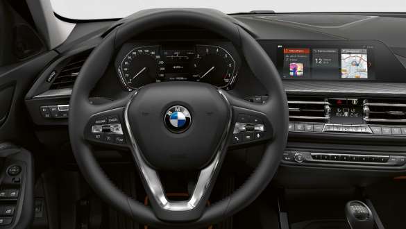 Volant sport en cuir. Poste de conduite de la BMW Série 1, Modèle Sport, avec volant sport en cuir.