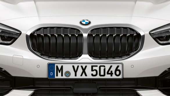 Doubles naseaux de la BMW Série 1. Doubles naseaux de la BMW Série 1, Modèle Sport, en Mineralweiß metallic.