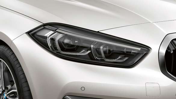 Phares LED. Phares LED de la BMW Série 1, Modèle Sport, en Mineralweiß metallic.