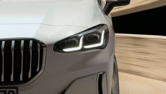 BMW Série 2 Active Tourer avec projecteurs LED U06 2021 Mineralwei&szlig;, gros plan à l’avant