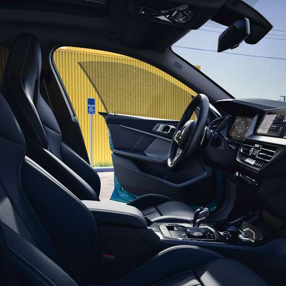 Poste de conduite orienté vers le conducteur de la BMW Série 2 Gran Coupé Poste de conduite orienté vers le conducteur de la BMW Série 2 Gran Coupé F44 2020, intérieur
