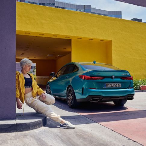 Arrière athlétique, BMW Série 2 Gran Coupé Arrière athlétique, BMW Série 2 Gran Coupé en Snapper Rocks Blau metallic F44, vue latérale de trois quarts