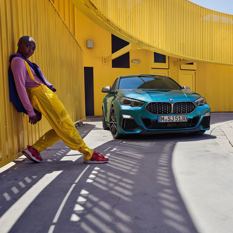 Avant BMW Série 2 Gran Coupé BMW Série 2 Gran Coupé avec doubles naseaux de style Mesh Snapper Rocks Blau metallic F44, vue de trois quarts face