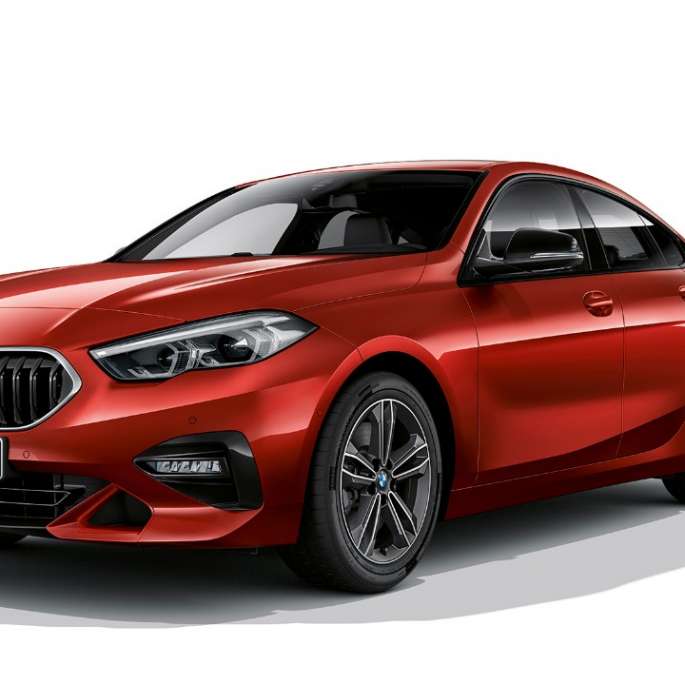 Naseaux BMW, BMW Série 2 Gran Coupé, Modèle Sport Naseaux avec calandre chromée BMW Série 2 Gran Coupé Modèle Sport Melbourne Rot F44, vue latérale de trois quarts