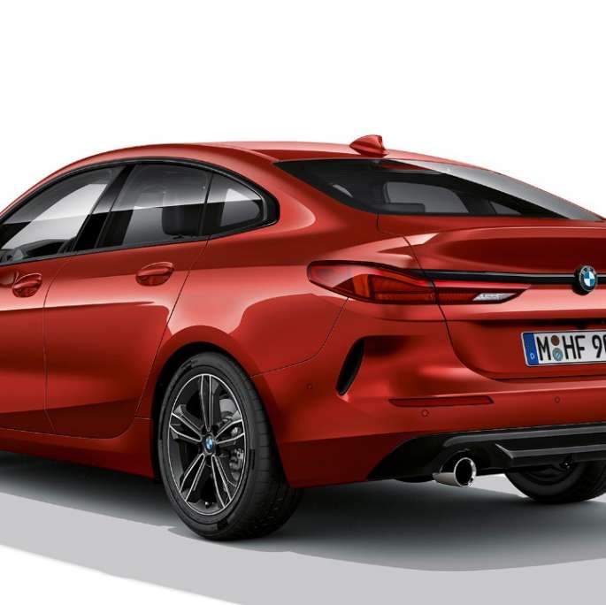 Individual Hochglanz Shadow Line BMW Série 2 Gran Coupé Modèle Sport BMW Individual Hochglanz Shadow Line BMW Série 2 Gran Coupé Modèle Sport Melbourne Rot F44, vue de trois quarts arrière