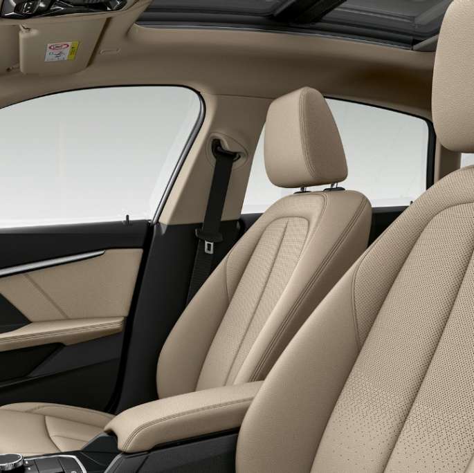 Sièges en cuir avec perforations en Schwarz BMW Série 2 Gran Coupé Modèle Luxury Sièges en cuir avec perforations en Schwarz BMW Série 2 Gran Coupé Modèle Luxury F44, intérieur