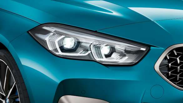 Adaptive LED Headlights BMW Série 2 Gran Coupé Adaptive LED Headlights BMW Série 2 Gran Coupé Snapper Rocks Blau metallic F44, vue en gros plan