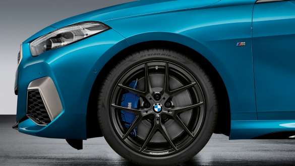 Jante BMW M Performance 18" forgée 554 M BMW Série 2 Gran Coupé Jante BMW M Performance 18" forgée à rayons en V 554 M Jetblack matt BMW Série 2 Gran Coupé Snapper Rocks Blau metallic F44, extérieur
