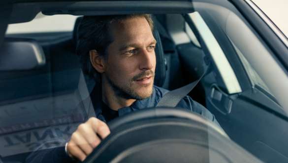BMW Serenity BMW Serenity Homme conduisant une BMW