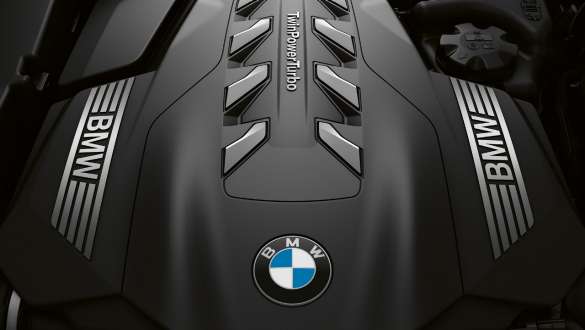 Moteur BMW 6 cylindres en ligne essence TwinPower Turbo BMW Série 7 Berline : vue en gros plan du moteur essence 6 cylindres en ligne BMW TwinPower Turbo