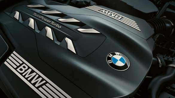 Moteur BMW 8 cylindres essence TwinPower Turbo BMW Série 7 Berline : vue en gros plan du moteur essence V8 BMW TwinPower Turbo