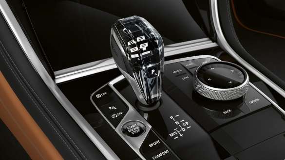 Appliques en verre CraftedClarity de la nouvelle BMW Série 8 Gran Coupé G16 LCI restylage 2022 vue en gros plan de la console centrale