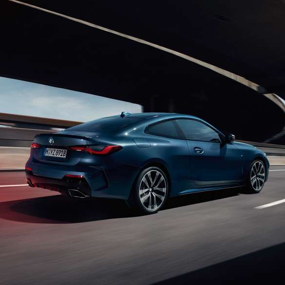 Vue de trois quarts arrière de la BMW M440i xDrive Coupé G22 2020 BMW M440i xDrive Coupé Arctic Race Blue metallic G22 2020, vue de trois quarts de profil