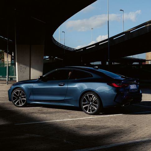 Vue de trois quarts arrière avec modèle BMW M440i xDrive Coupé G22 2020 BMW M440i xDrive Coupé Arctic Race Blue metallic G22 2020 vue de trois quarts arrière avec modèle