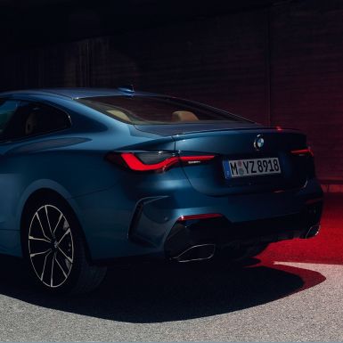 Vue de trois quarts arrière phares arrière BMW M440i xDrive Coupé G22 2020 BMW M440i xDrive Coupé Arctic Race Blue metallic G22 2020 vue de trois quarts avant phares arrière