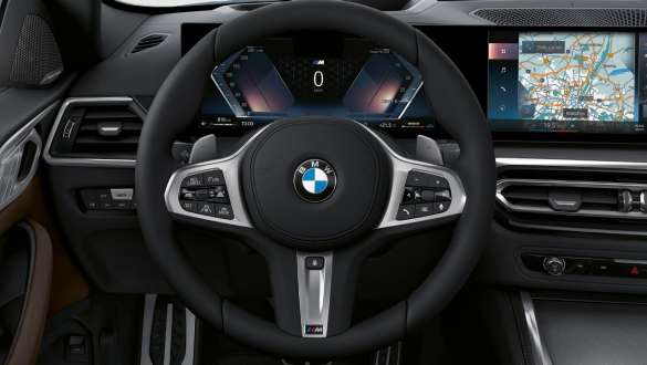 Volant M en cuir BMW M440i xDrive Coupé G22 2020 Volant M en cuir BMW M440i xDrive Coupé G22 2020 habitacle vue en gros plan