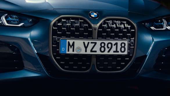 Doubles naseaux BMW en Cerium Grey BMW M440i xDrive Coupé G22 2020 BMW M440i xDrive Coupé Arctic Race Blue metallic G22 2020 vue avant des doubles naseaux BMW verticaux en Cerium Grey