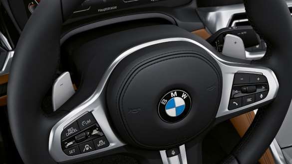 Servotronic volant M en cuir Variable Sport Steering BMW M440i xDrive Coupé G22 2020 Servotronic volant M en cuir BMW M440i xDrive Coupé G22 2020 habitacle vue en gros plan