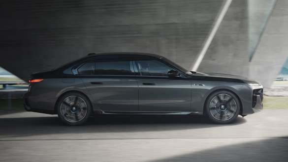 Autonomie électrique BMW M760e xDrive Berline G70 M Performance Pack Autonomie électrique BMW M760e xDrive Berline G70 M Performance Pack teinte bi-ton BMW Individual Saphirschwarz metallic BMW Individual Dravitgrau metallic vue de profil en mouvement sur la route