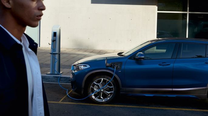 Jantes M en alliage léger de la BMW X2 M35i Jantes M en alliage léger de la BMW X2 M35i Saphirschwarz metallic F39 vue de profil