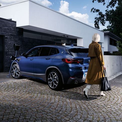 Spoiler arrière M en cuir de la BMW X2 M35i Spoiler arrière M de la BMW X2 M35i Saphirschwarz metallic F39 vue de trois quarts arrière