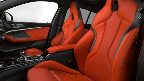 Sièges M sport. Habitacle de la BMW M135i xDrive avec sièges M sport pour le conducteur et le passager avant.