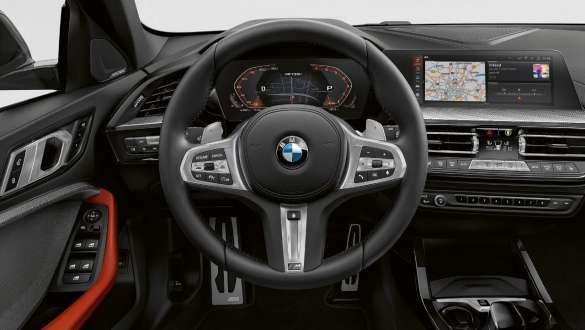 Volant M en cuir. Poste de conduite de la BMW M850i xDrive, avec volant M en cuir.