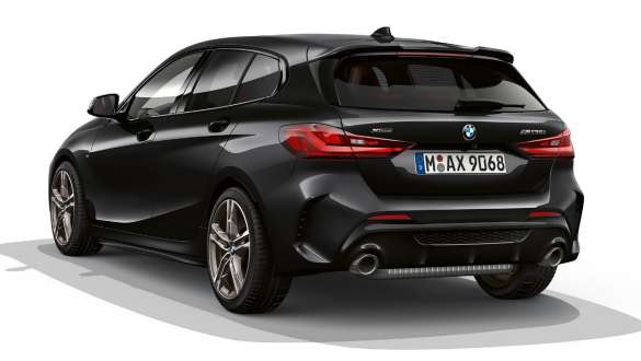 Kit M aérodynamique. BMW M135i xDrive en Saphirschwarz metallic, vue de l’arrière, avec kit M aérodynamique.