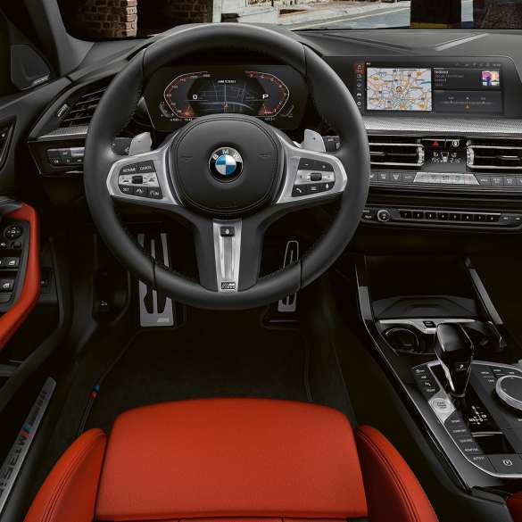 BMW M135i xDrive, habitacle. Habitacle de la BMW M135i xDrive avec volant M en cuir et sièges M sport.