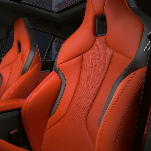 Sièges M sport avec appuie-têtes intégrés. Sièges M sport athlétiques avec appuie-têtes intégrés dans l’habitacle de la BMW M135i xDrive.