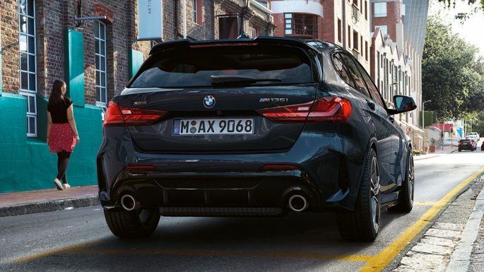 BMW M135i xDrive, vue de l’arrière. BMW M135i xDrive en Saphirschwarz metallic, vue de l’arrière, en stationnement.