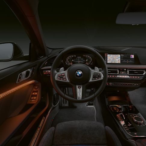 BMW M135i xDrive, poste de conduite. Habitacle premium de la BMW M135i xDrive avec inserts de décoration éclairés.