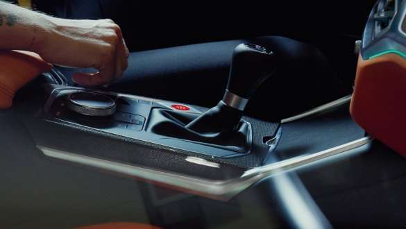 Boîte de vitesses M manuelle et propulsion arrière BMW M3 Berline G80 2020 BMW M3 Berline G80 2020, boîte de vitesses manuelle M à 6 rapports et propulsion arrière, gros plan du sélecteur de vitesses