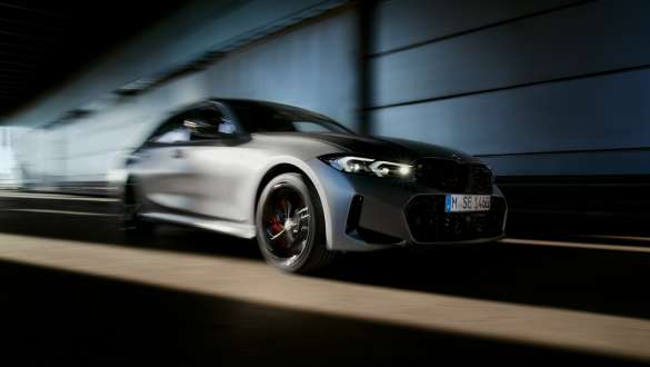 M Technical Pack BMW M340i xDrive Berline G20 BMW M340i xDrive Berline G20 BMW Individual Frozen Pure Grey metallic, vue de trois quarts avant en mouvement