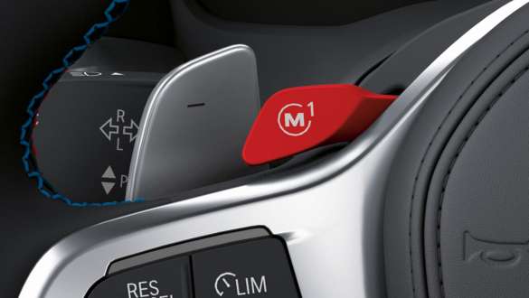 M Drive BMW Série 3 Berline M G80: BMW Série 3 Berline M G80 M Drive vue en gros plan des touches M Drive sur le volant M en cuir